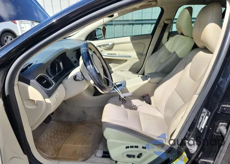 2015 Volvo S60 Premier z USA, uszkodzony, nr VIN YV140MFK5F1345989